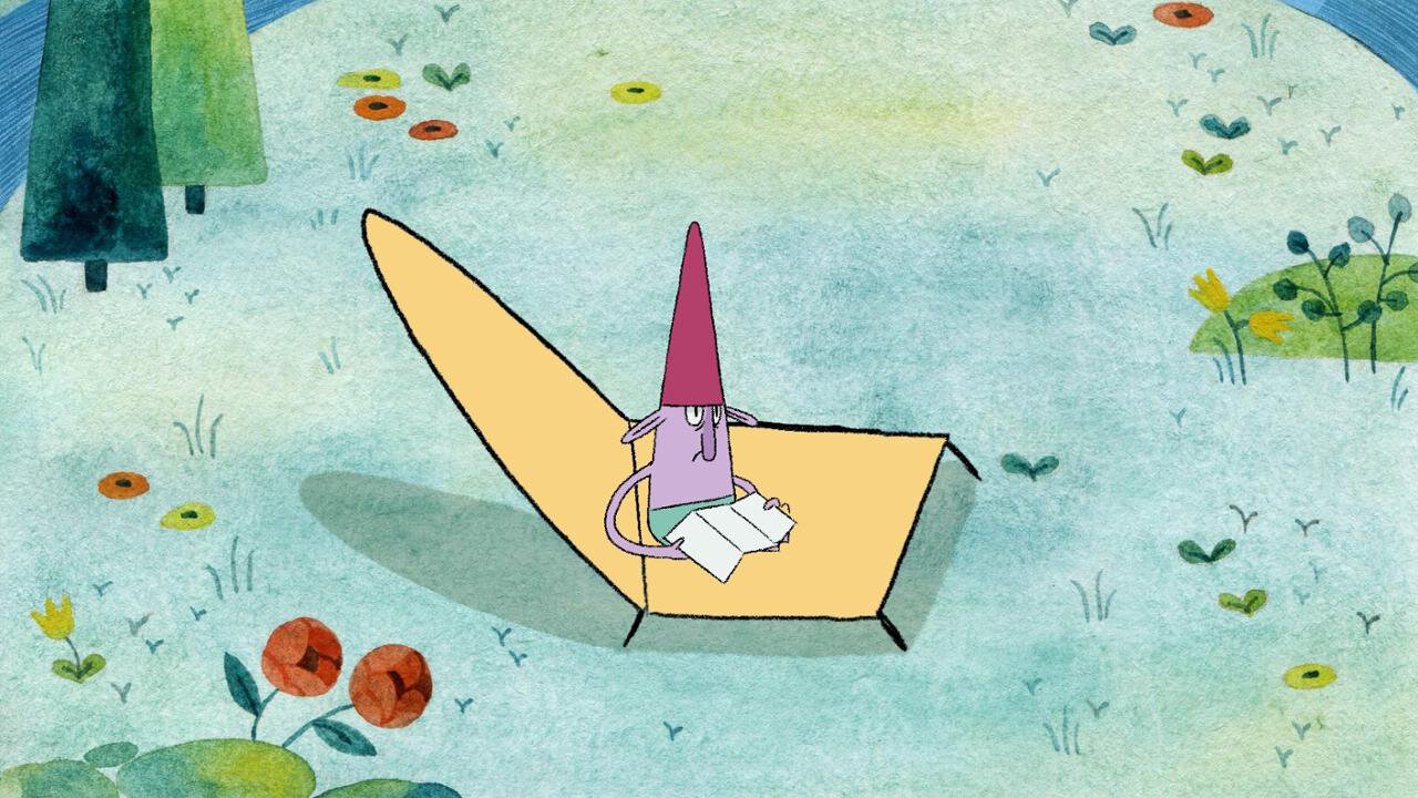 Personagem animada lilás, com chapéu cónico vermelho, sentada numa espreguiçadeira amarela num jardim ilustrado.